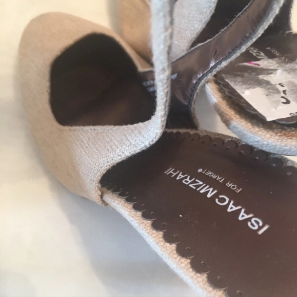 Isaac Mizrahi Tan With Gold Threading Heels Size 8 - Picture 2 of 6